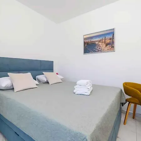 With A - C In 55031 Apartment *